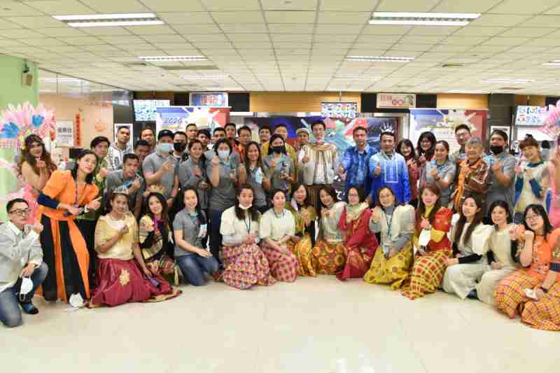 友達推動「安心、、、、創新、、、用心、、同心、、、、盡心」五星職旅，，，為菲籍員工打造全方位照護，，，首度贏得「人權實踐與發展領袖獎」殊榮