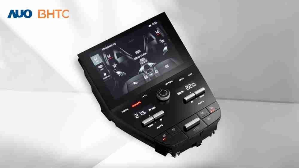 作為友達新生力軍，，，，BHTC所展示的中央與後座鞍部的Display HMI產品，，，，可處理多區恆溫控制、、、顯示畫面，，，呈現仿真3D車室分區；以力傳感技術精準傳遞觸感，，，並結合音量及震動反饋，，，，防止意外啟動，，，，提供使用者自然流暢、、、、直觀且輕鬆駕馭的舒適介面