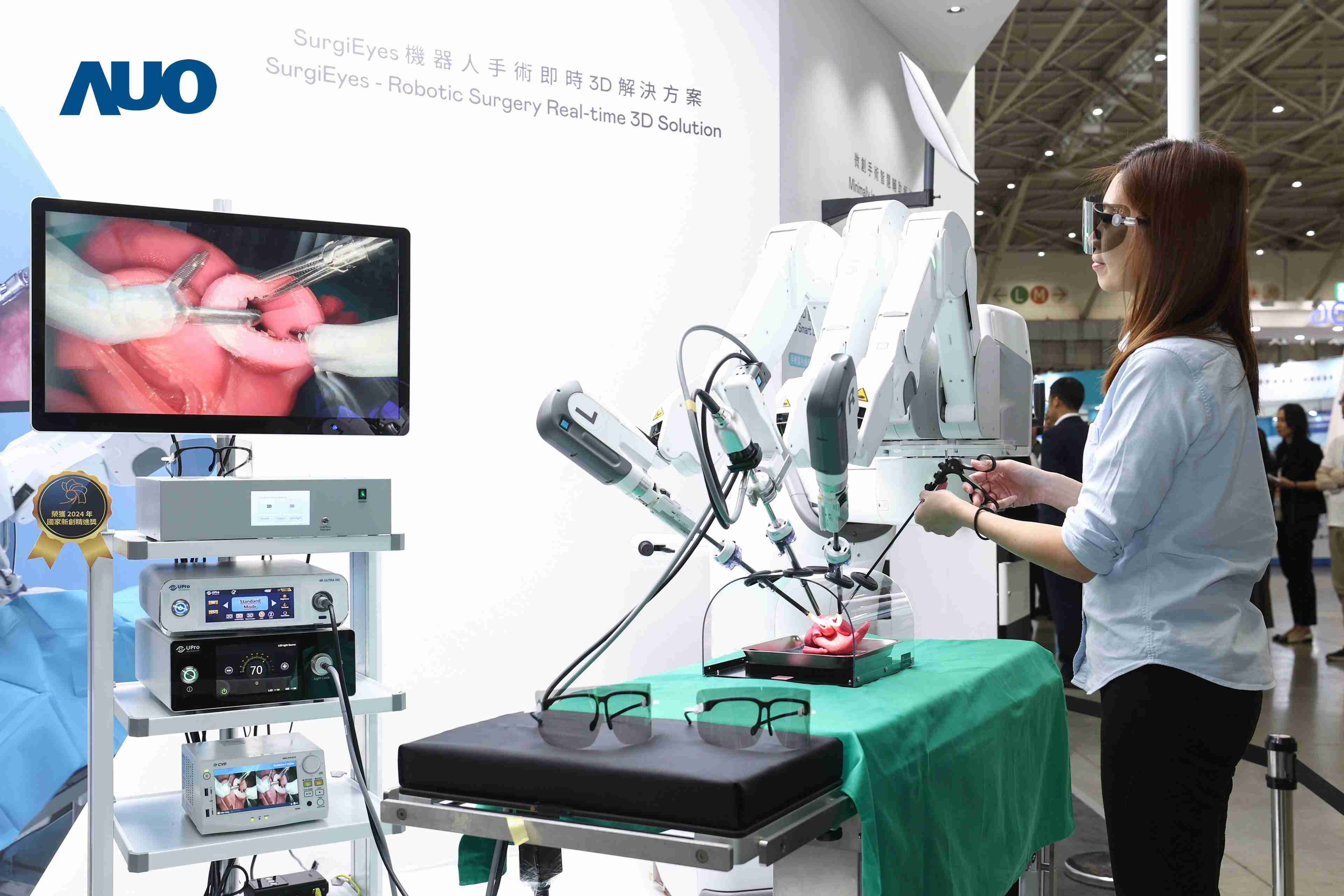 达擎以领先的3D显示技术推出〝SurgiEyes机器人手术实时3D解决方案〞，，整合先进3D图像处理与独家3D垂直宽视角、、广色域的显示技术，，，手术团队可实时同步主刀医师视角看到清晰3D影像，，，，提升沟通效率与安全性。。